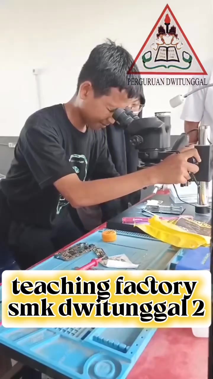 Teaching Factory SMK Dwitunggal 2: Pengenalan Komponen Pasif Handphone untuk Keterampilan Mandiri